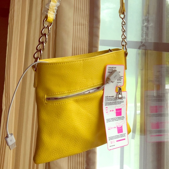 Chic Buds Handbags - Chic Buds Crossbody Power Charging Purse!